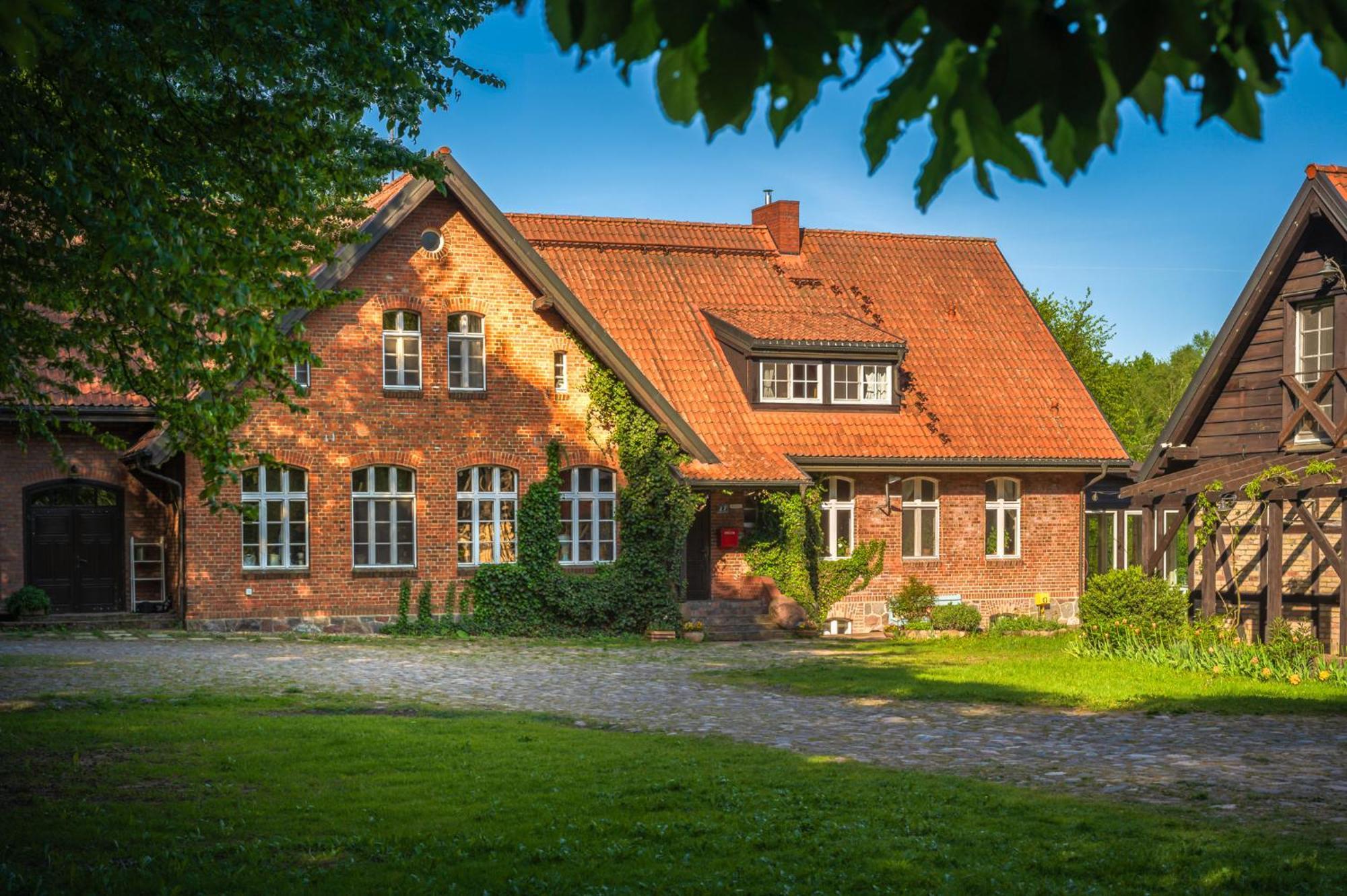 Dom Goscinny Stara Szkola Wysoka Wies Exterior photo